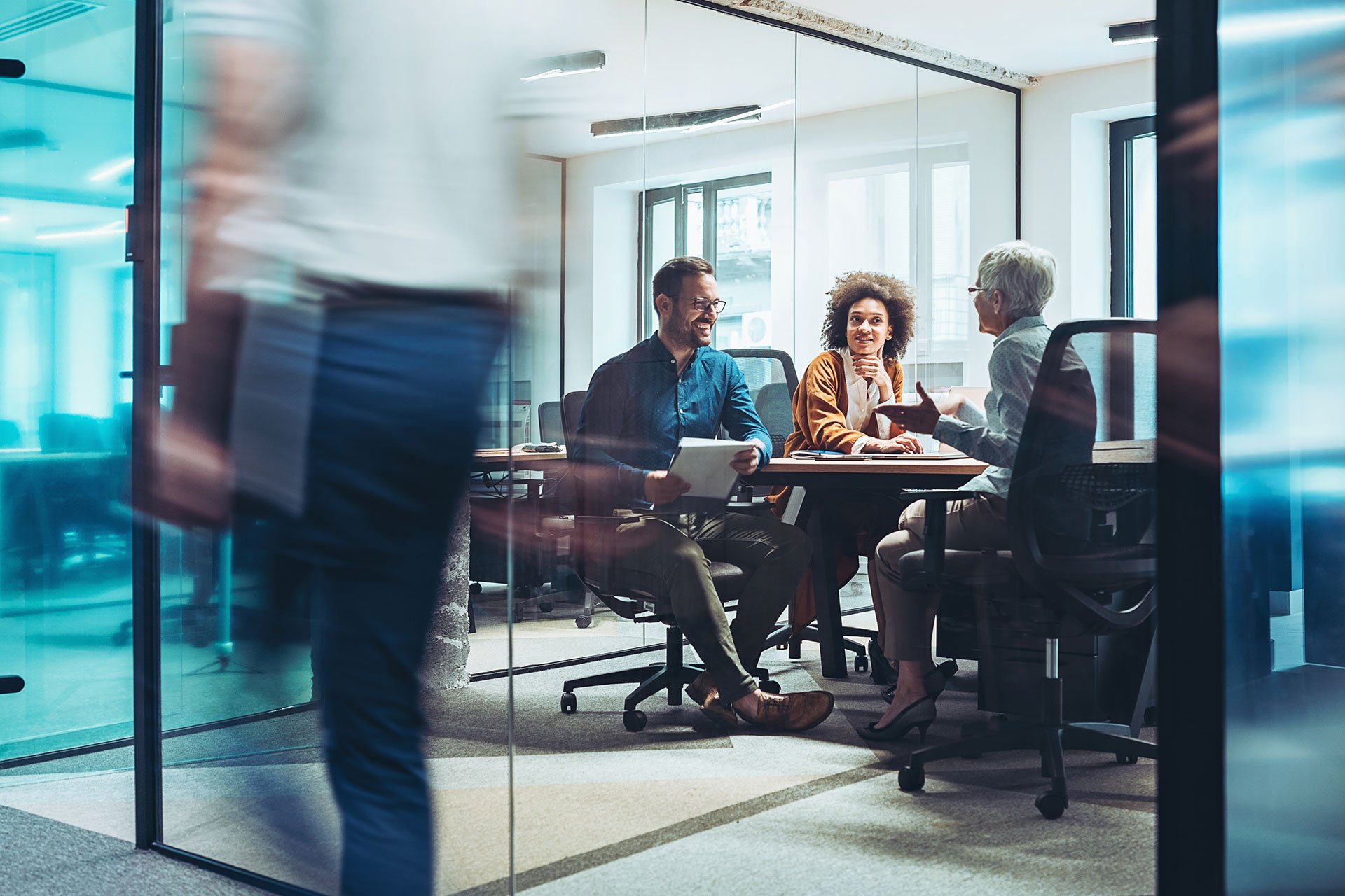 group-of-business-persons-meeting-in-glass-conference-room_1920x1280-2