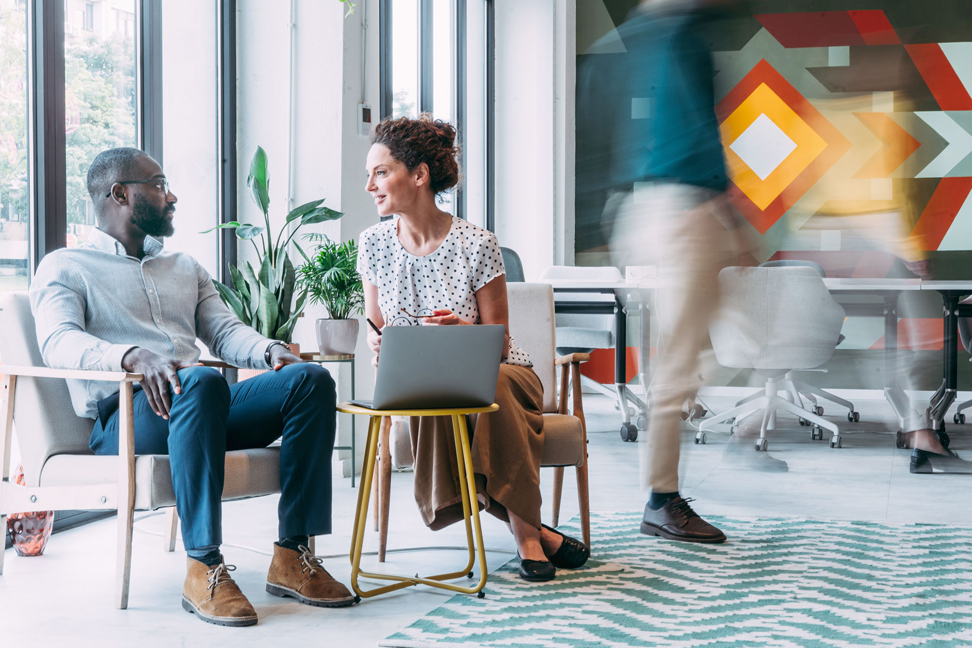 two colleagues having a discussion